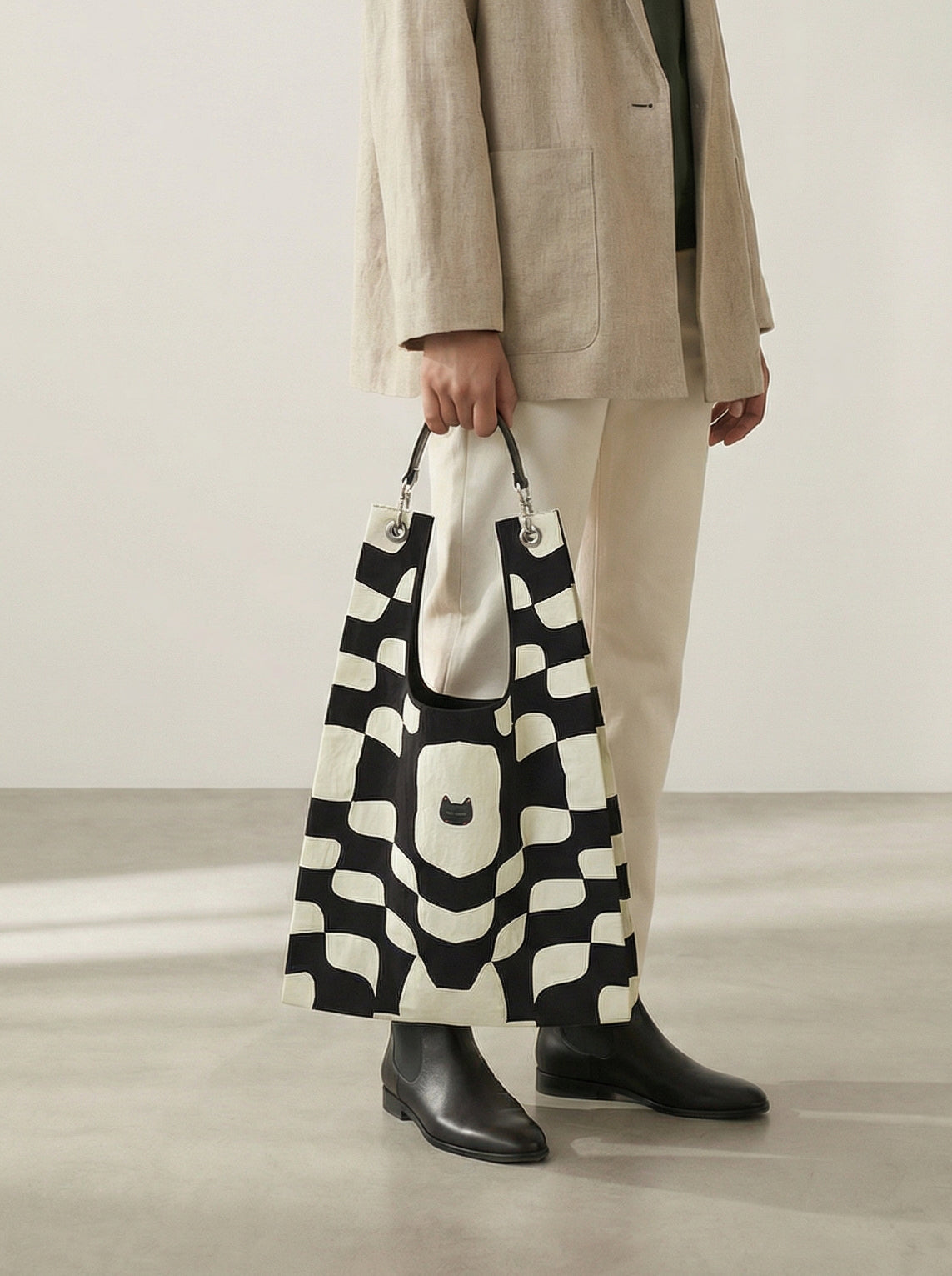 Trendy leather strap tote